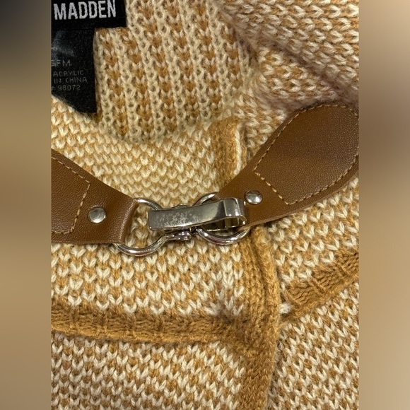 Steve Madden Women's Poncho/sweater. One Size, Camel, Pockets, Buckle, EUC! - Picture 9 of 9